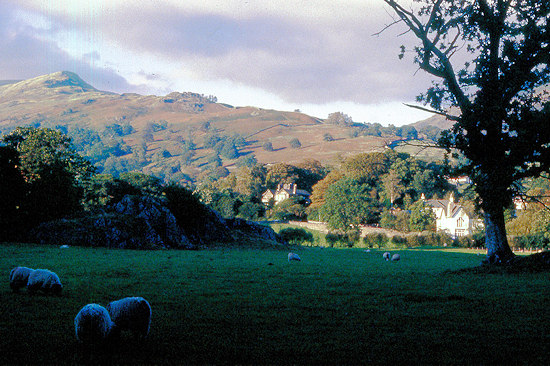 Rydal Hall met daarachter Herons Pike